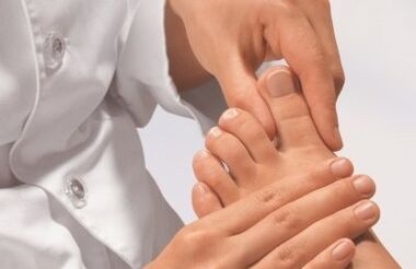 O exame do dedo do doutor co cogomelo das pernas